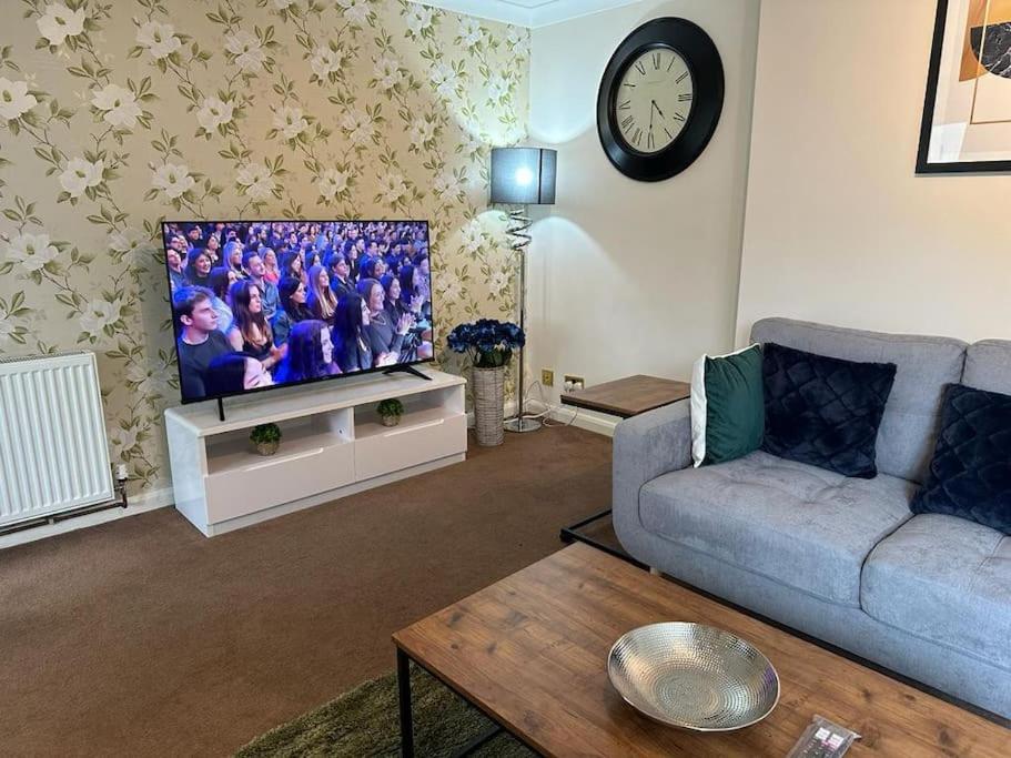 Tennyson House - 3 Bedroom House For Families, Business Travellers, Contractors, Free Parking & Wifi, Nice Garden Royal Wootton Bassett Dış mekan fotoğraf