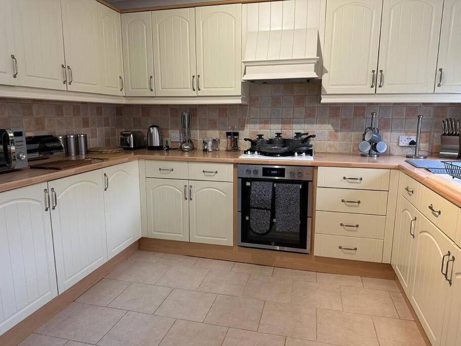 Tennyson House - 3 Bedroom House For Families, Business Travellers, Contractors, Free Parking & Wifi, Nice Garden Royal Wootton Bassett Dış mekan fotoğraf