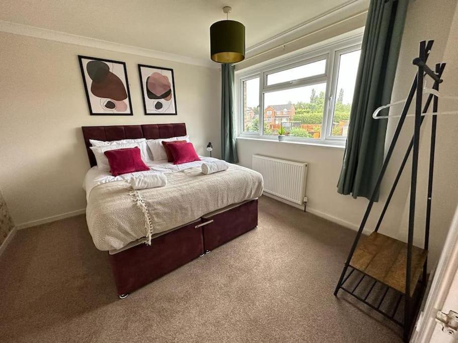 Tennyson House - 3 Bedroom House For Families, Business Travellers, Contractors, Free Parking & Wifi, Nice Garden Royal Wootton Bassett Dış mekan fotoğraf