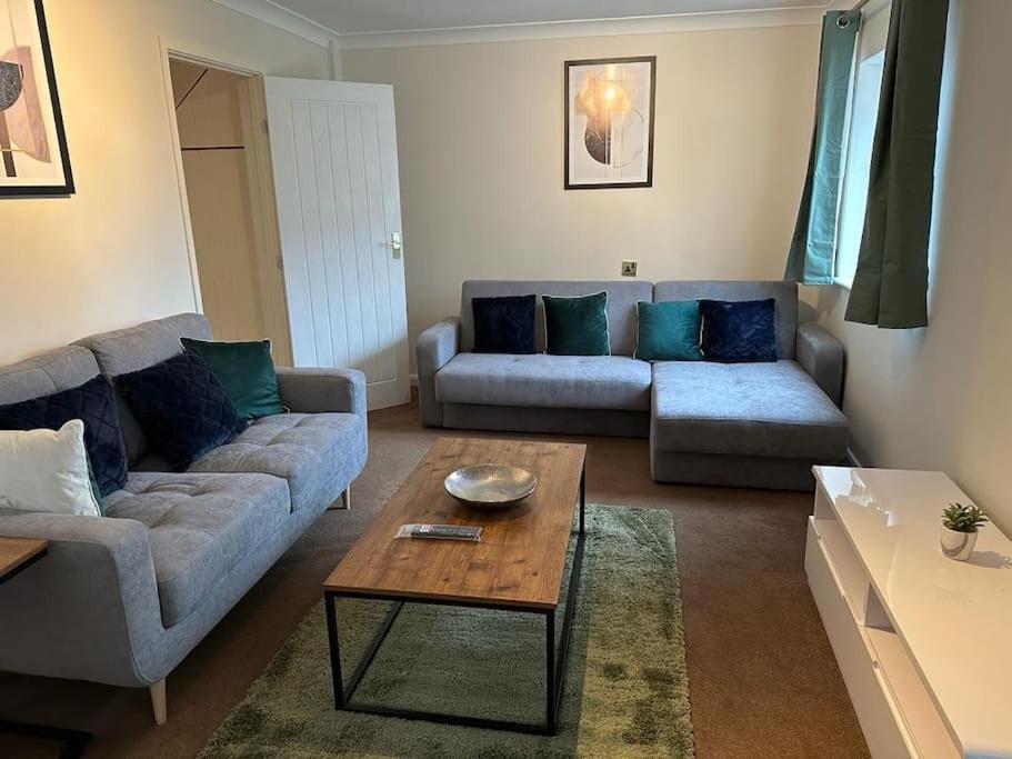 Tennyson House - 3 Bedroom House For Families, Business Travellers, Contractors, Free Parking & Wifi, Nice Garden Royal Wootton Bassett Dış mekan fotoğraf